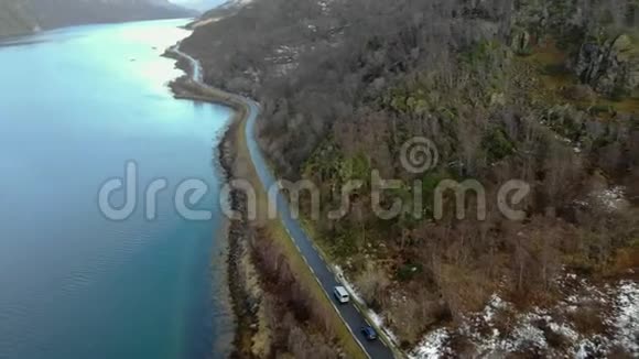 鸟瞰挪威北部的岛屿和沿海道路的倾斜拍摄视频的预览图