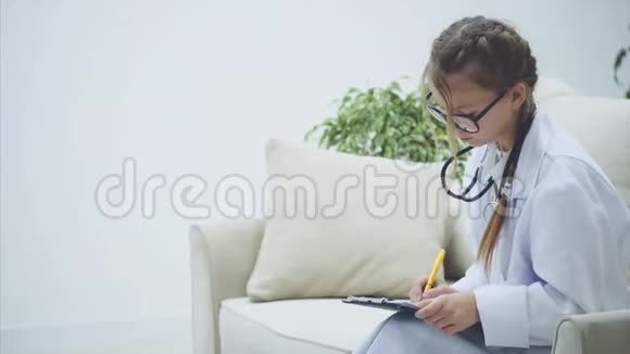 小女孩把她的泰迪熊带来给医生医生正在用听诊器检查毛绒熊视频的预览图
