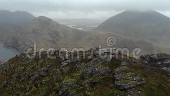 在挪威北部有一座山从海洋中升起视频的预览图