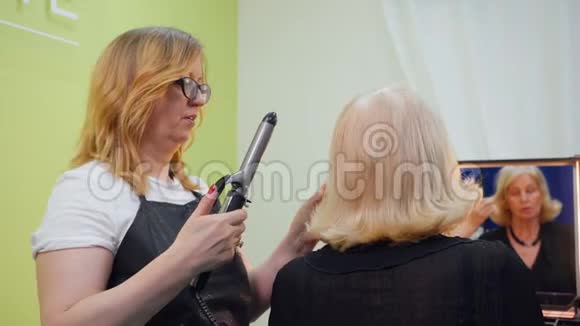 老年妇女发型美容师参观后景视频的预览图