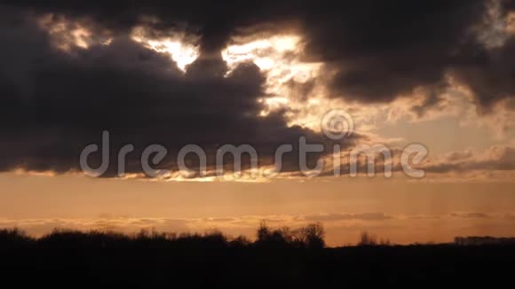 从火车窗口看到路过的风景日落时的天空视频的预览图
