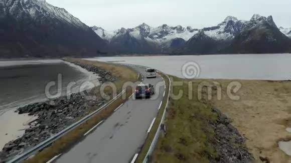 鸟瞰挪威北部的岛屿和沿海道路的倾斜拍摄视频的预览图