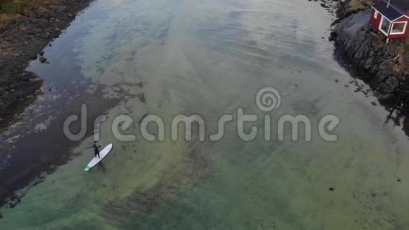 Drone在一条令人难以置信的美丽的挪威峡湾的皮划艇中被击中视频的预览图