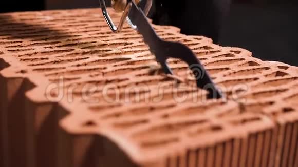关闭工人使用块切割自动锯准备陶瓷块的建筑过程库存数据视频的预览图