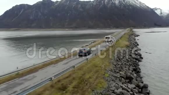 鸟瞰挪威北部的岛屿和沿海道路的倾斜拍摄视频的预览图