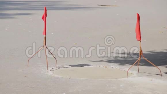 红旗飘扬在杯垫上警告路上有新鲜的水泥修理工作视频的预览图