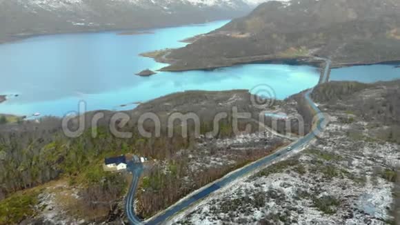 鸟瞰挪威北部的岛屿和沿海道路的倾斜拍摄视频的预览图