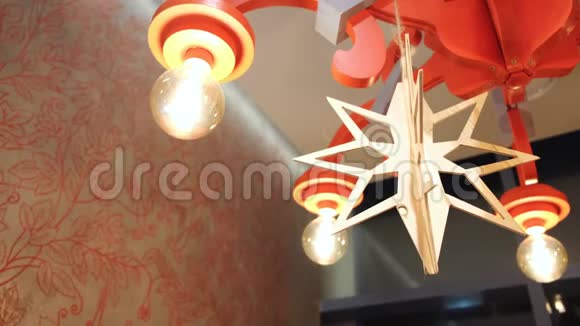 公寓天花板上挂着木制雪花的漂亮的红灯概念圣诞节视频的预览图