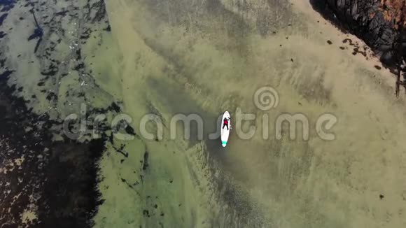 Drone在一条令人难以置信的美丽的挪威峡湾的皮划艇中被击中视频的预览图