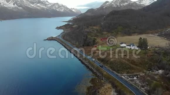 鸟瞰挪威北部的岛屿和沿海道路的倾斜拍摄视频的预览图