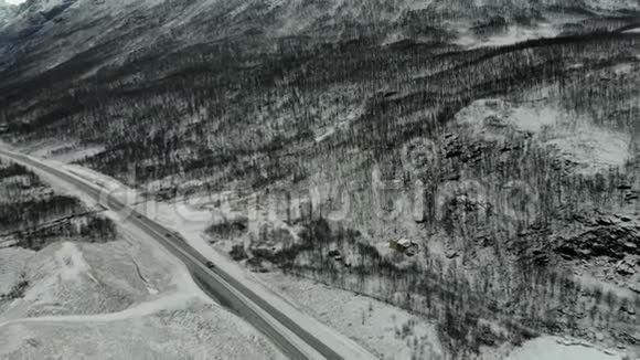 鸟瞰挪威北部的岛屿和沿海道路的倾斜拍摄视频的预览图