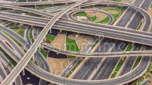 日落时分阿联酋迪拜高速公路路口与交通时间间隔的鸟瞰图迪拜著名的谢赫扎耶德公路视频的预览图