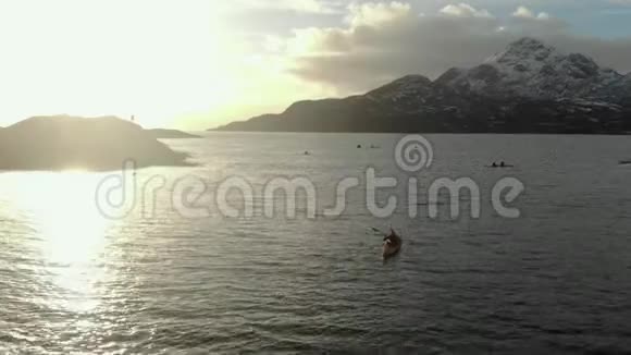 卡雅克在峡湾无人驾驶飞机上划水以4K射击鸟瞰挪威皮划艇视频的预览图