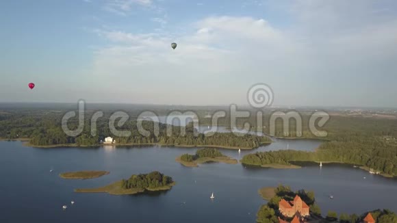 位于立陶宛首都维尔纽斯附近的特拉凯城堡上空的气球因为它是一个关键视频的预览图