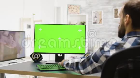 放大在绿色屏幕PC上工作的人的镜头视频的预览图