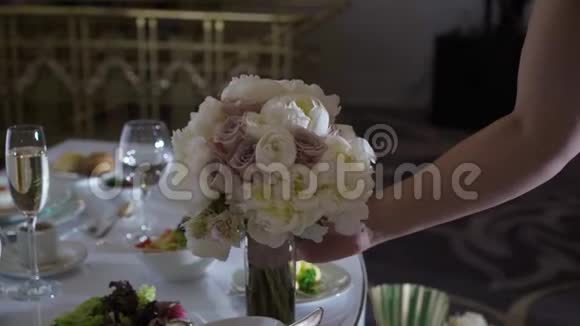 新娘在婚宴上拿花束视频的预览图