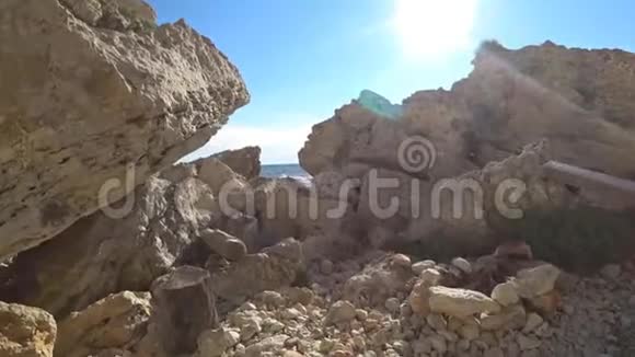 穿过岩石通往大海的通道视频的预览图