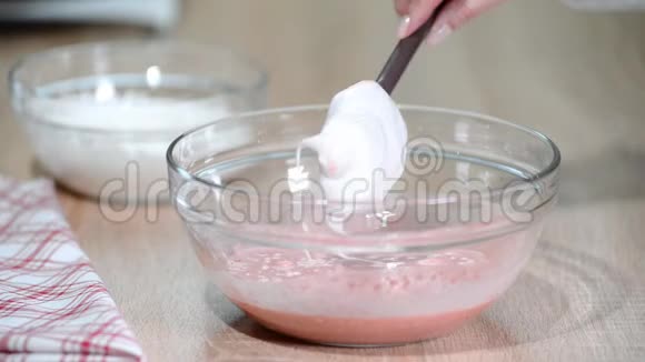 女人用抹茶浆果慕斯搅拌做摩丝蛋糕视频的预览图