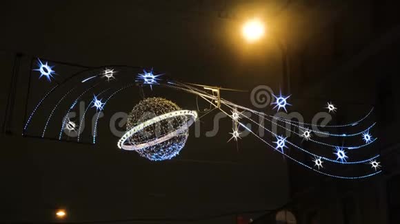 夜晚喜庆的新年之城闪闪发亮的装饰品概念有花环的发光装饰照亮了视频的预览图
