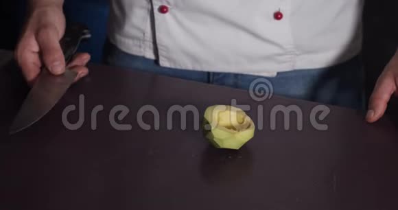 一个穿白色制服的厨师切牛油果4k视频的预览图