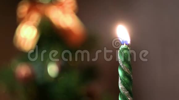 在模糊的灯光背景下特写节日蜡烛概念清晰地聚焦在背景上燃烧的烛台上视频的预览图