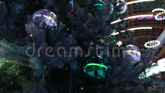一个购物中心的圣诞树的特写镜头概念绿色圣诞树枝的特写视频的预览图