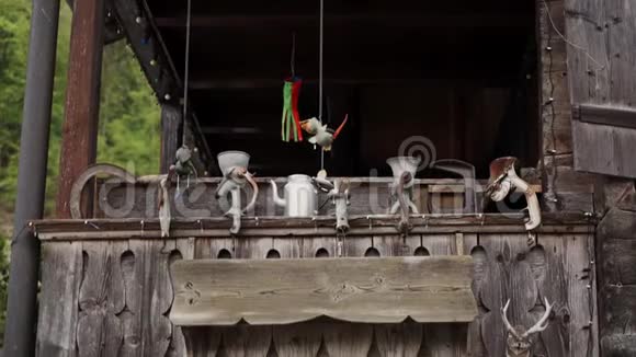 老式的钳子铁茶壶作为装饰元素在一个乡村住宅的木制阳台上有趣的艺术品视频的预览图
