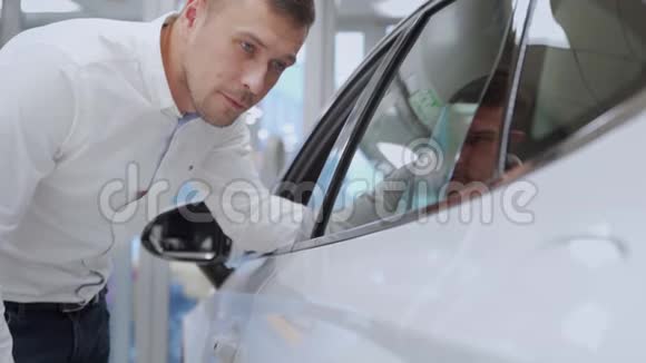 一个人检查他的新车颜色汽车生意汽车销售技术和人的概念快乐的男性与汽车经销商在视频的预览图