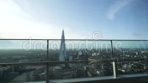 从窗户可以看到围绕着伦敦市中心的沙尔德摩天大楼的蓝天视频的预览图
