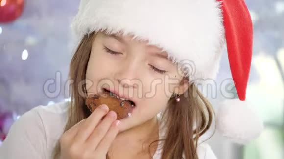 录制了4k视频小女孩戴着圣诞帽在家喝牛奶吃美味的饼干视频的预览图