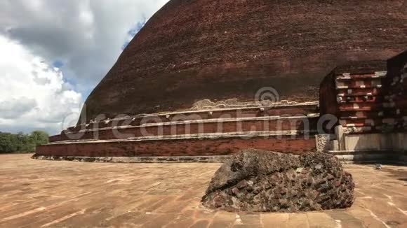 一座大石头建筑背景是一座山视频的预览图
