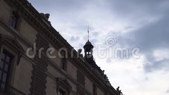 卢浮宫的正面屋顶安装风向标超高清视频的预览图