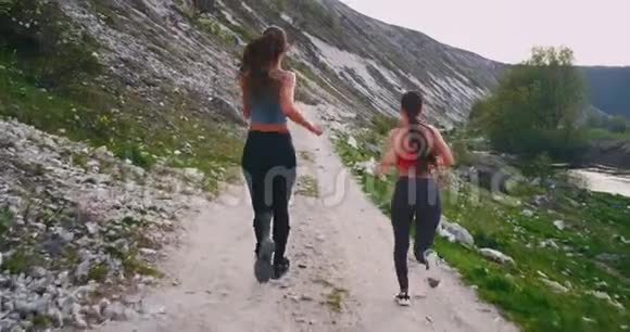在大自然神奇的风景区拍摄视频让身材健美的年轻女性奔跑视频的预览图