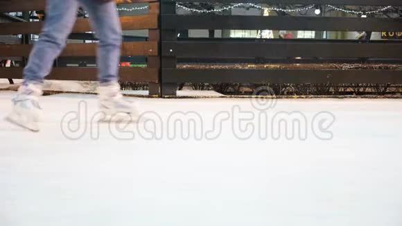 冰上溜冰的人概念冬天人们在冰上滑冰的特写镜头人们会积极放松视频的预览图