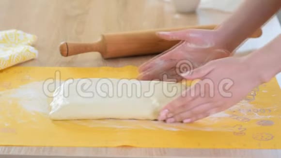 女人的手在家里的厨房里做泡芙酵母面团视频的预览图