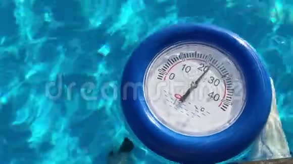 泳池里的温度计视频的预览图