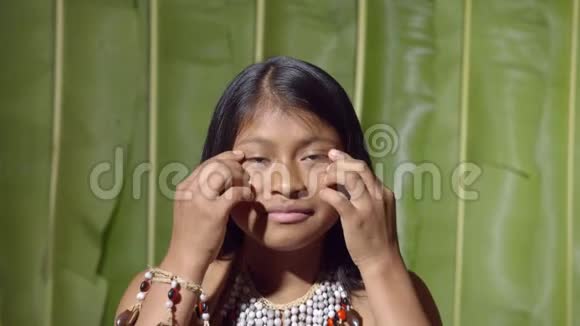 用手指做亚洲眼睛的少女视频的预览图