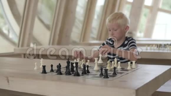 这个男孩下棋孩子做了一个军官视频的预览图