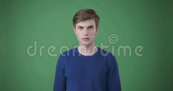 绿色背景下的恐惧和紧张的男人视频的预览图
