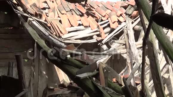 一栋废弃的旧房子的破屋顶视频的预览图