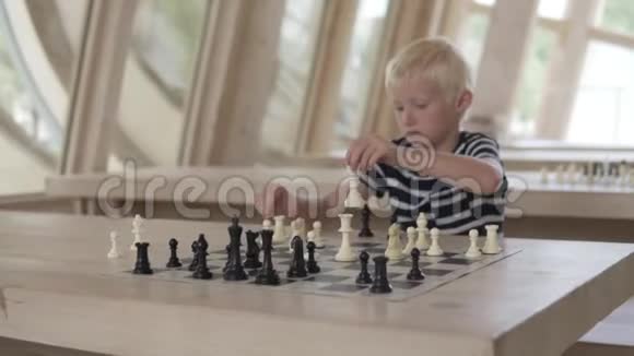 这个男孩下棋孩子坐在一张有数字的桌子旁视频的预览图