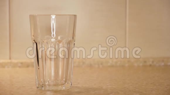 特写水倒入面透明玻璃概念干净的开水倒入透明玻璃上视频的预览图