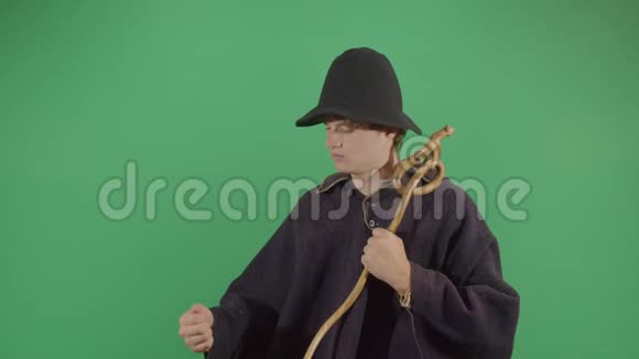成年男子魔术师照明隐形打火机视频的预览图