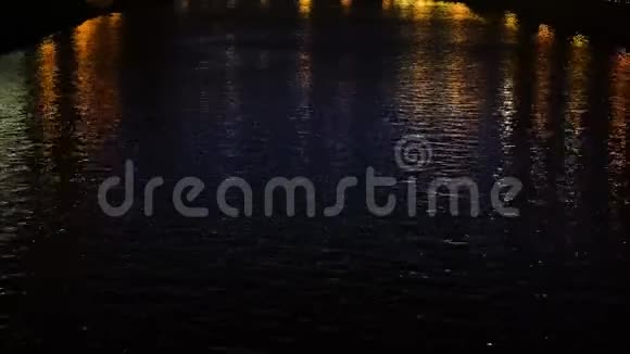 美丽的波光粼粼的水在夜间反射城市的灯光概念暗波荡漾的运河水反映了城市的模糊视频的预览图