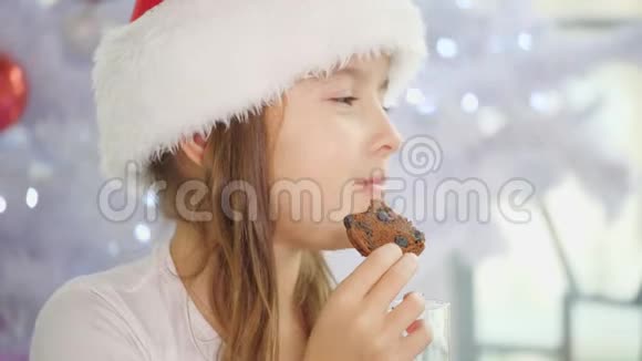 录制了4k视频小女孩戴着圣诞帽在家喝牛奶吃美味的饼干视频的预览图