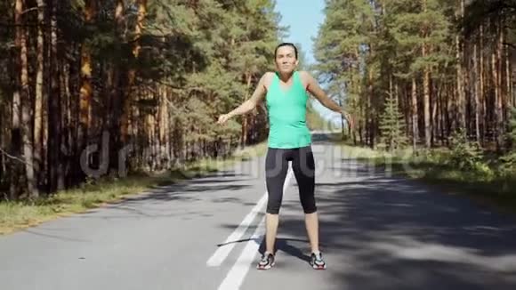穿紧身衣的年轻女子在高速公路上慢跑前做热身运动新鲜空气中的运动员视频的预览图