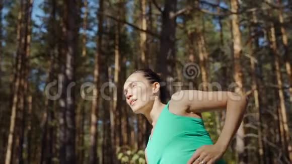 穿紧身衣的年轻女子在高速公路上慢跑前做热身运动新鲜空气中的运动员视频的预览图