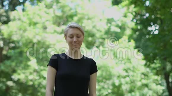 在斯洛莫的一个公园里金发女人看起来很失望准备大哭一场视频的预览图