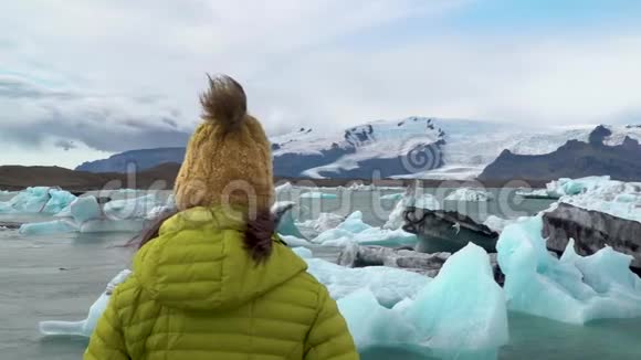 在冰岛旅游的人在看约库尔斯隆冰川泻湖视频的预览图