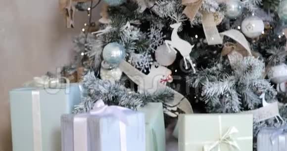 圣诞树上装饰着银色玩具礼物灰色背景上的球视频的预览图